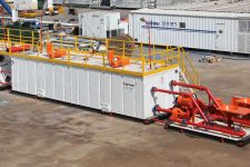 两种带搅拌器和混浆漏斗的泥浆罐（泥浆混浆罐）