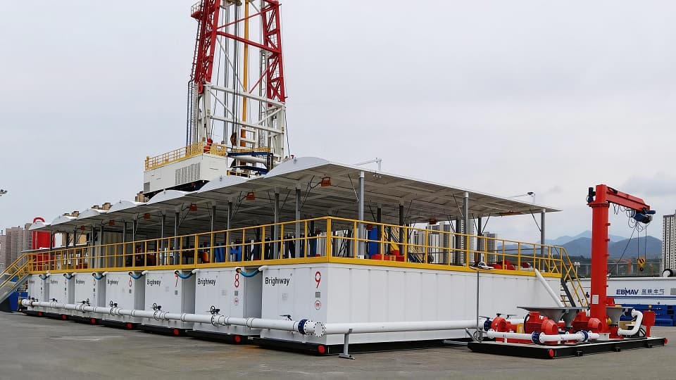 ZJ70固控系统多个罐体及1个混浆平台配备360°旋转悬臂吊