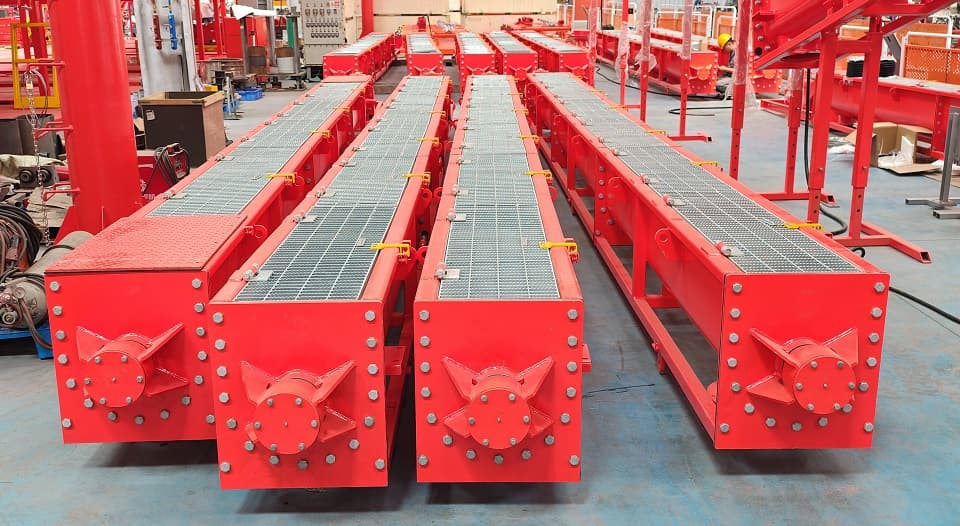 4台开盖启停螺旋输送器,用来输送钻井废弃物油基钻屑