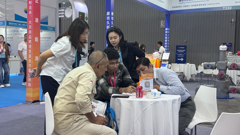 成都分公司同事正在展会上接待客户
