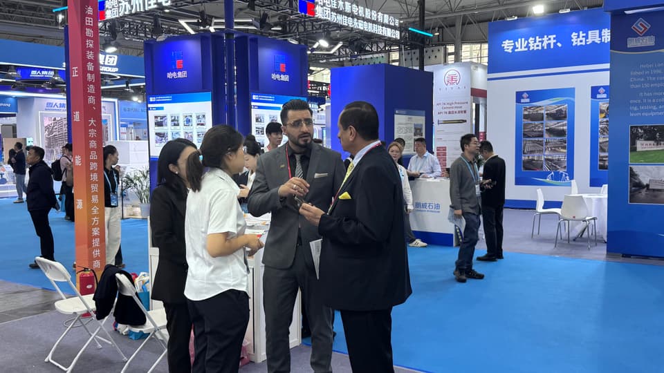 成都分公司同事正在展会上接待客户